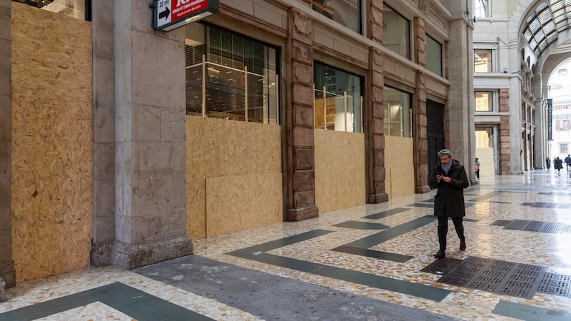 Pannelli di legno sulle vetrine dei negozi in centro: così Milano si prepara alla manifestazione - FOTO