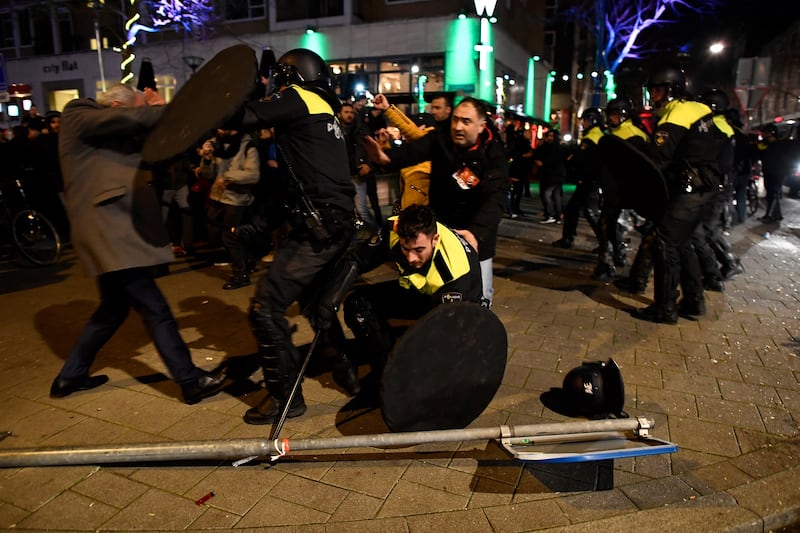 Amsterdam, scontri tra polizia e turchi 8