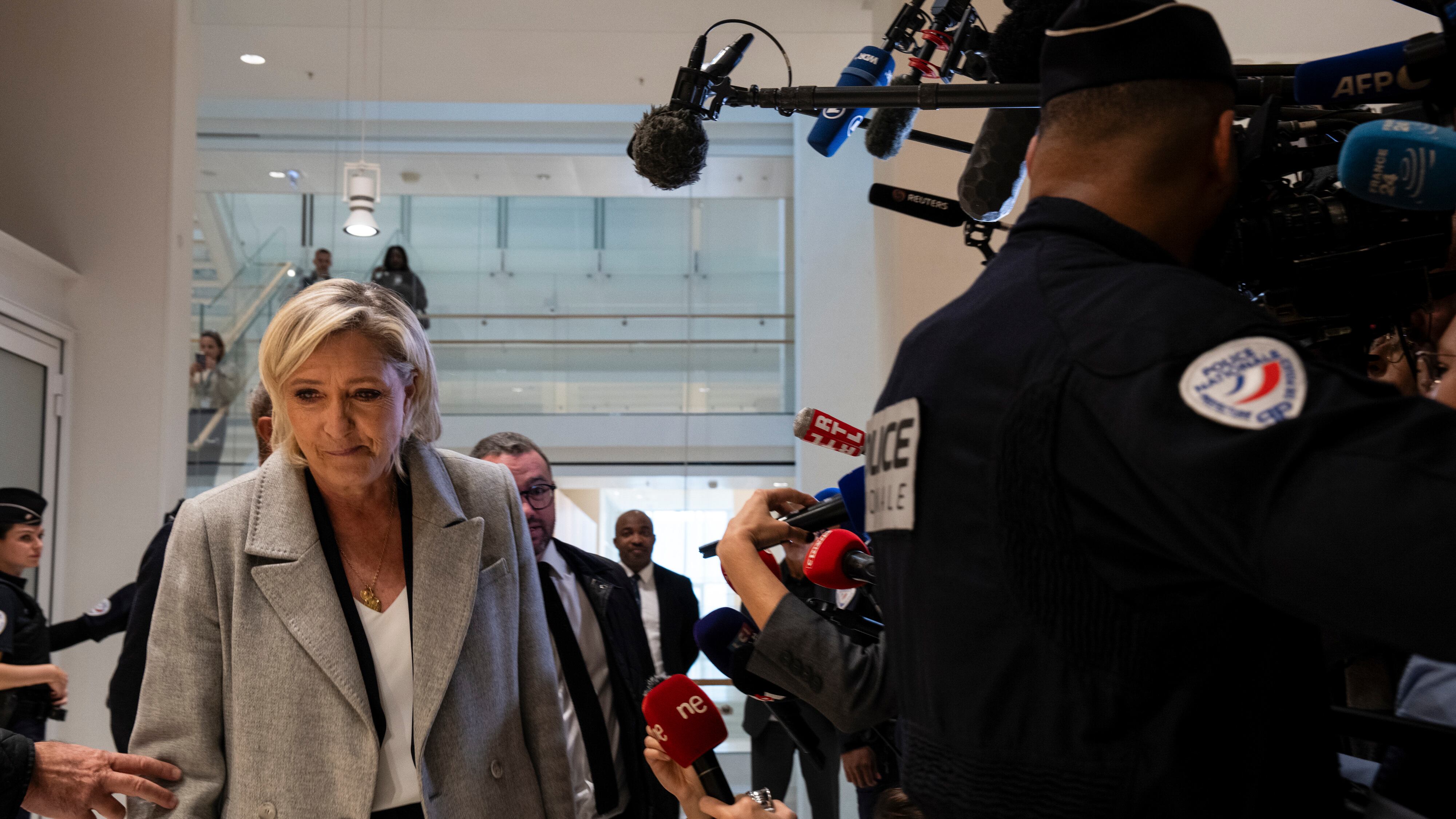 Le Pen condannata e ineleggibile: "Giustiziata la democrazia". Rabbia del Csm: "Minacce inaccettabili"