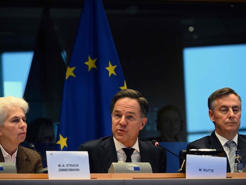Rutte all'Ue si schiera con Trump: "Sul problema della sicurezza nell'Artico ha ragione. Difendere l'Europa senza gli Usa? Sognate"