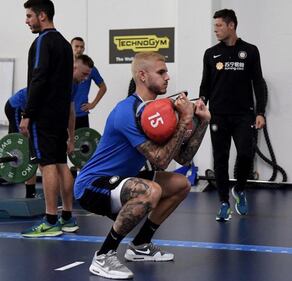 Icardi diventa biondo platino 3