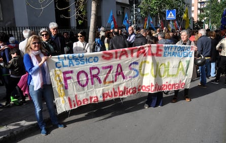 Sit-in a Palermo: slogan e striscioni a favore della prof sospesa 8