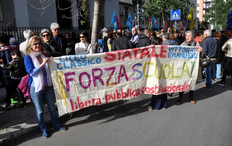 Sit-in a Palermo: slogan e striscioni a favore della prof sospesa 8