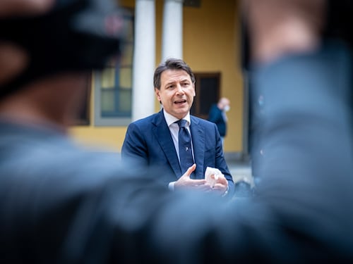 Conte: "Dobbiamo imparare a convivere con il virus"