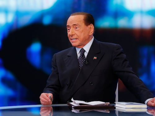Berlusconi non molla: "Siamo il centrodestra"