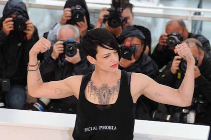 Asia Argento sexy in bikini a righe 29