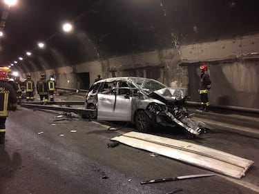 In Valcamonica un camion perde il carico e travolge 5 auto, 2 morti 1