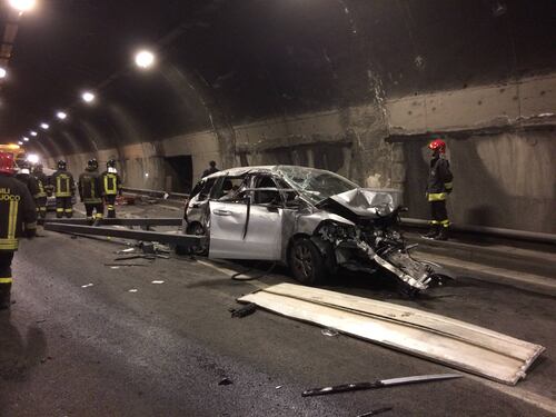 In Valcamonica un camion perde il carico e travolge 5 auto, 2 morti