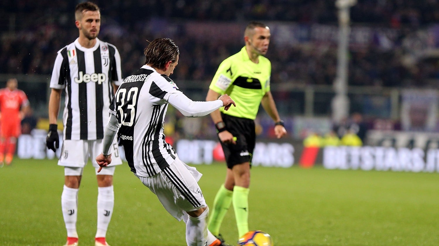 La Juventus passa a Firenze: 0-2 siglato Bernardeschi-Higuain e primo posto
