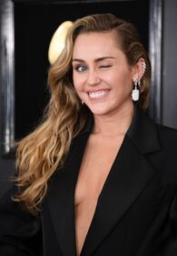 Miley Cyrus sexy in piscina 9