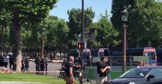 Parigi, auto esplode contro furgone della gendarmerie sugli Champs Elysées 2