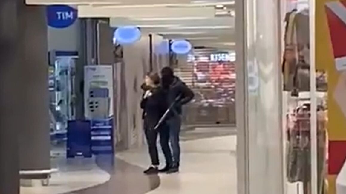 Rapina con kalashnikov e ostaggi: terrore in gioielleria nel Veneto | Video