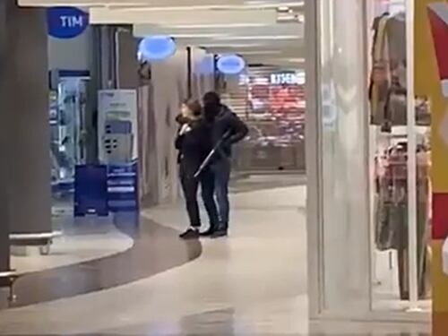 Rapina con kalashnikov e ostaggi: terrore in gioielleria nel Veneto | Video