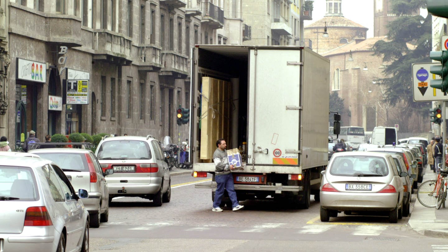 Cantieri, sosta selvaggia e furgoni in strada: schierati cento vigili