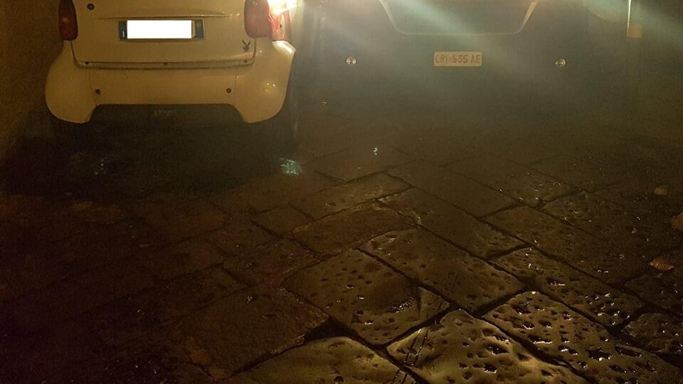Ambulanza bloccata da auto in sosta vietata, i residenti aggrediscono gli operatori del 118