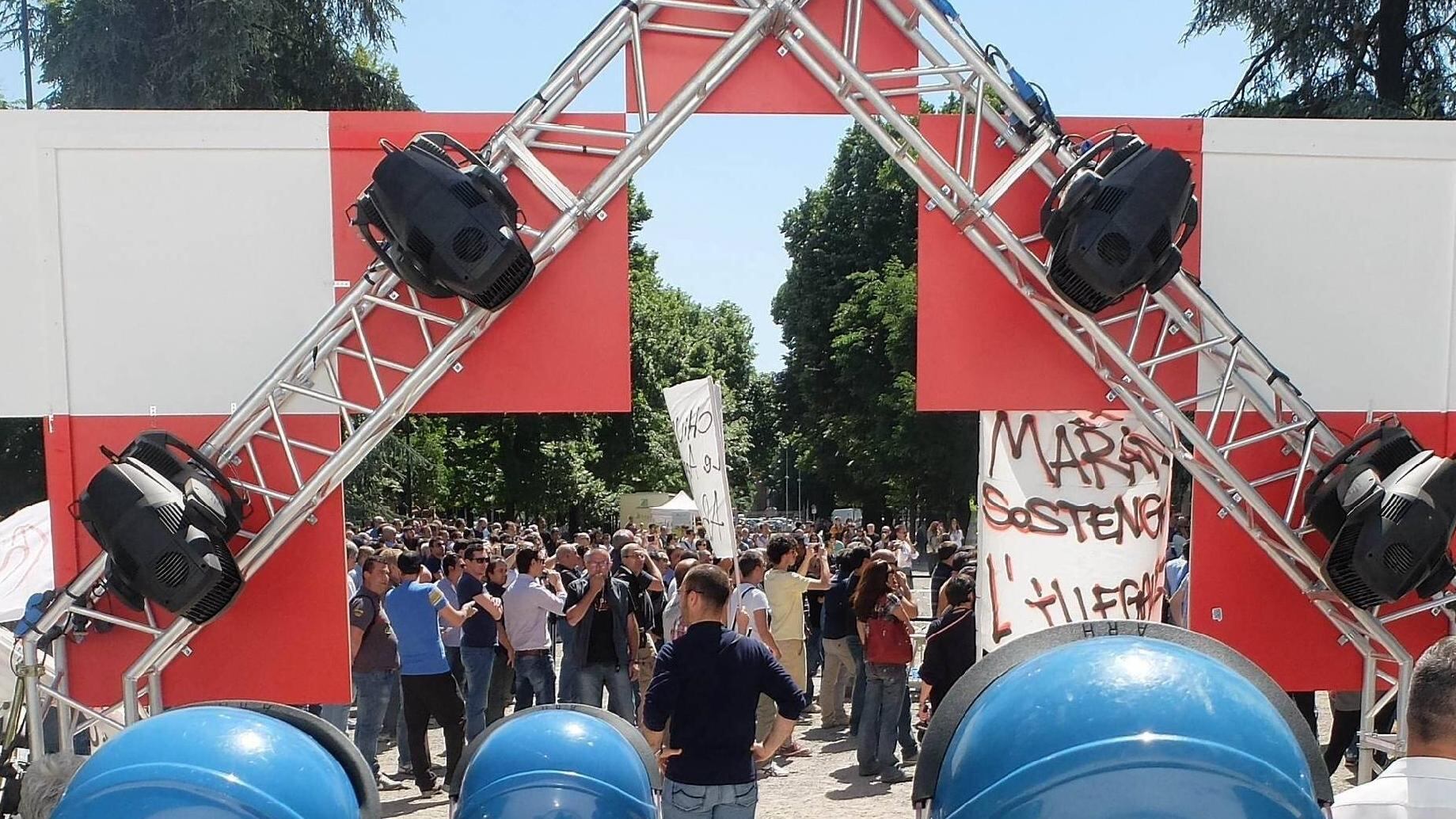 Sciopero e cortei selvaggi: la «guerriglia» dei tassisti
