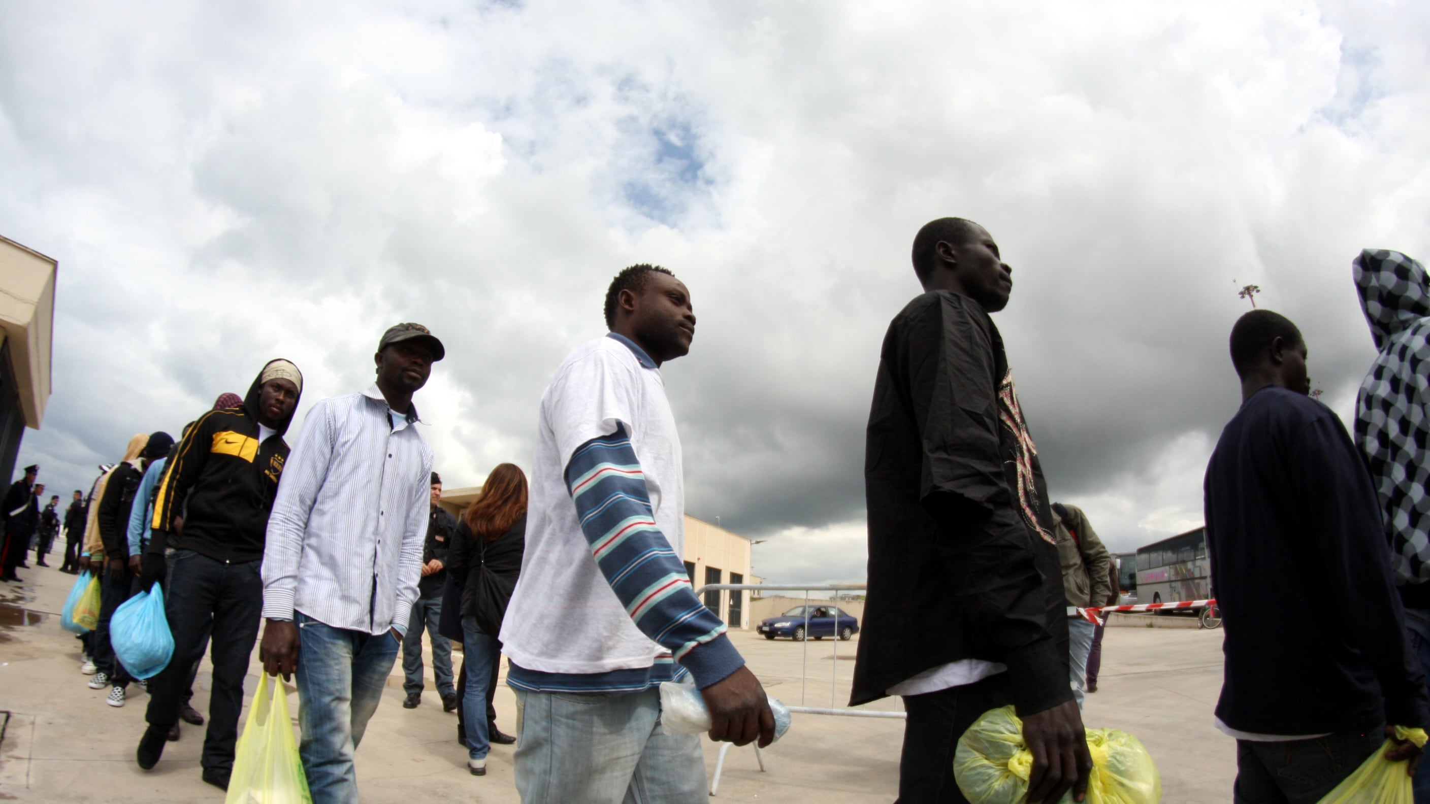 Lampedusa è già al collasso. Il Viminale sposta i migranti