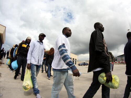 Lampedusa è già al collasso. Il Viminale sposta i migranti