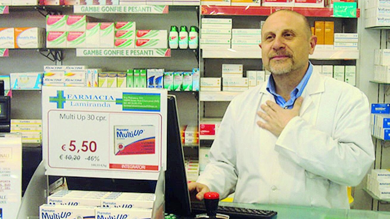 Dietro il banco non solo medicine
