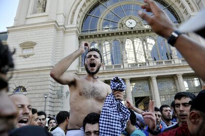 Budapest, gli immigrati prendono d'assalto la stazione 8