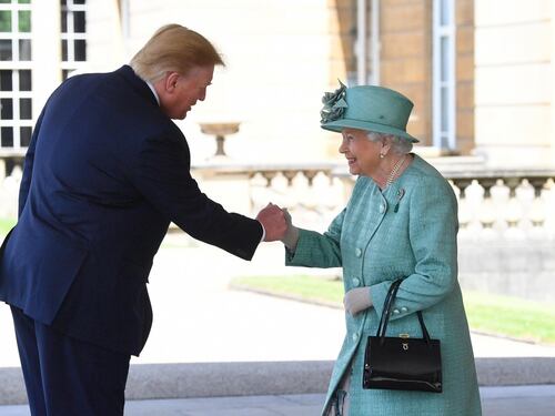 Trump rompe protocollo e stringe la mano alla Regina