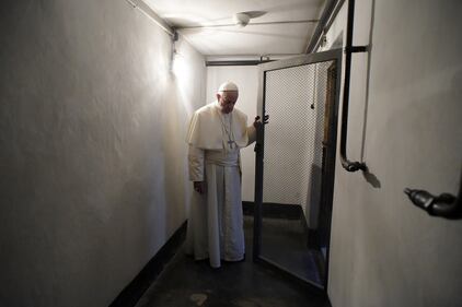 Auschwitz, il Papa nella cella di Massimiliano Kolbe 4