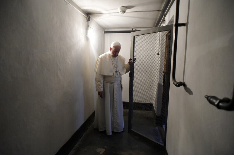 Auschwitz, il Papa nella cella di Massimiliano Kolbe 4