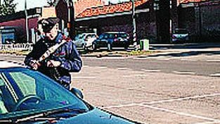 Picchia la madre per rubarle 80 euro Il figlio adottivo finisce in manette