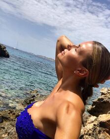 Martina Colombari sexy per il compleanno 15