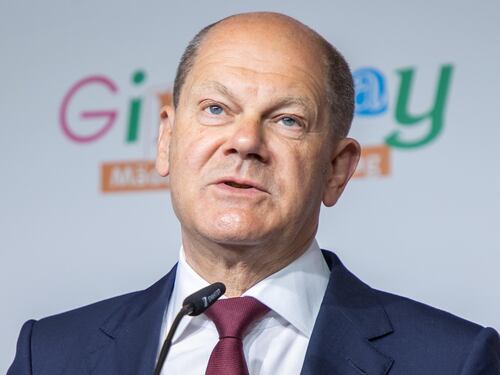 Berlino rompe gli indugi: via libera ai carri armati. Mosca non ci sta e minaccia "Sicurezza dell'Ue a rischio"