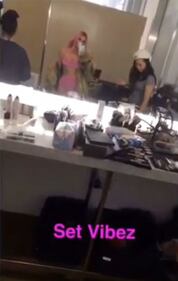 Kim Kardashian sexy con i capelli rosa 3
