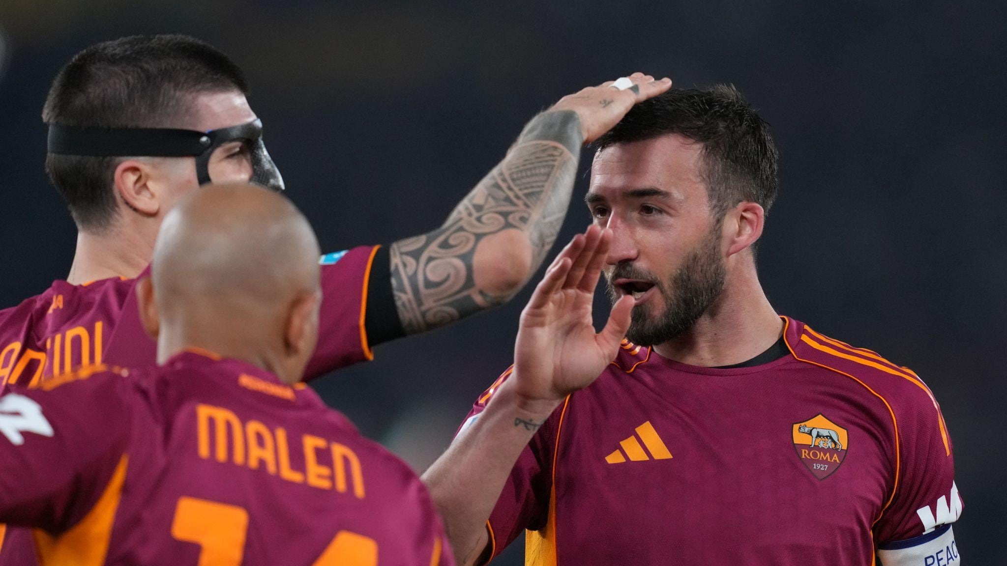 La Roma cala il tris alla Cremonese: i giallorossi agganciano il Napoli al terzo posto