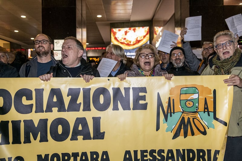 Milano, arriva la protesta dei pendolari: "#Adesso basta disservizi, cancellazioni e poca sicurezza" 4