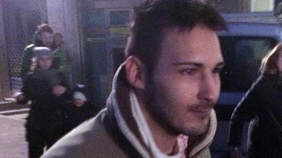 "Mia madre si è suicidata". Arrestato: l'ha pugnalata lui