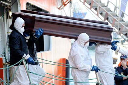Migranti, le salme portate al porto di Palermo 9