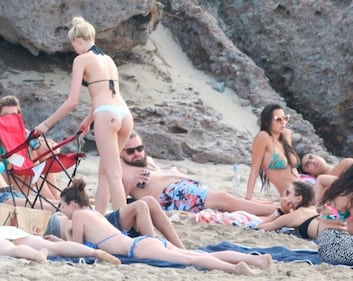 In spiaggia tra modelle in topless. Il Capodanno di Di Caprio 3