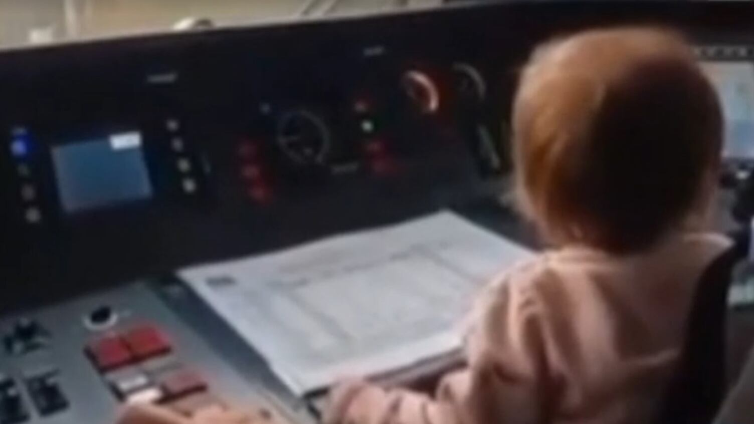 Guida il treno con la bambina in braccio, bufera sul macchinista