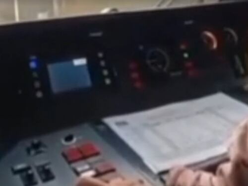 Guida il treno con la bambina in braccio, bufera sul macchinista