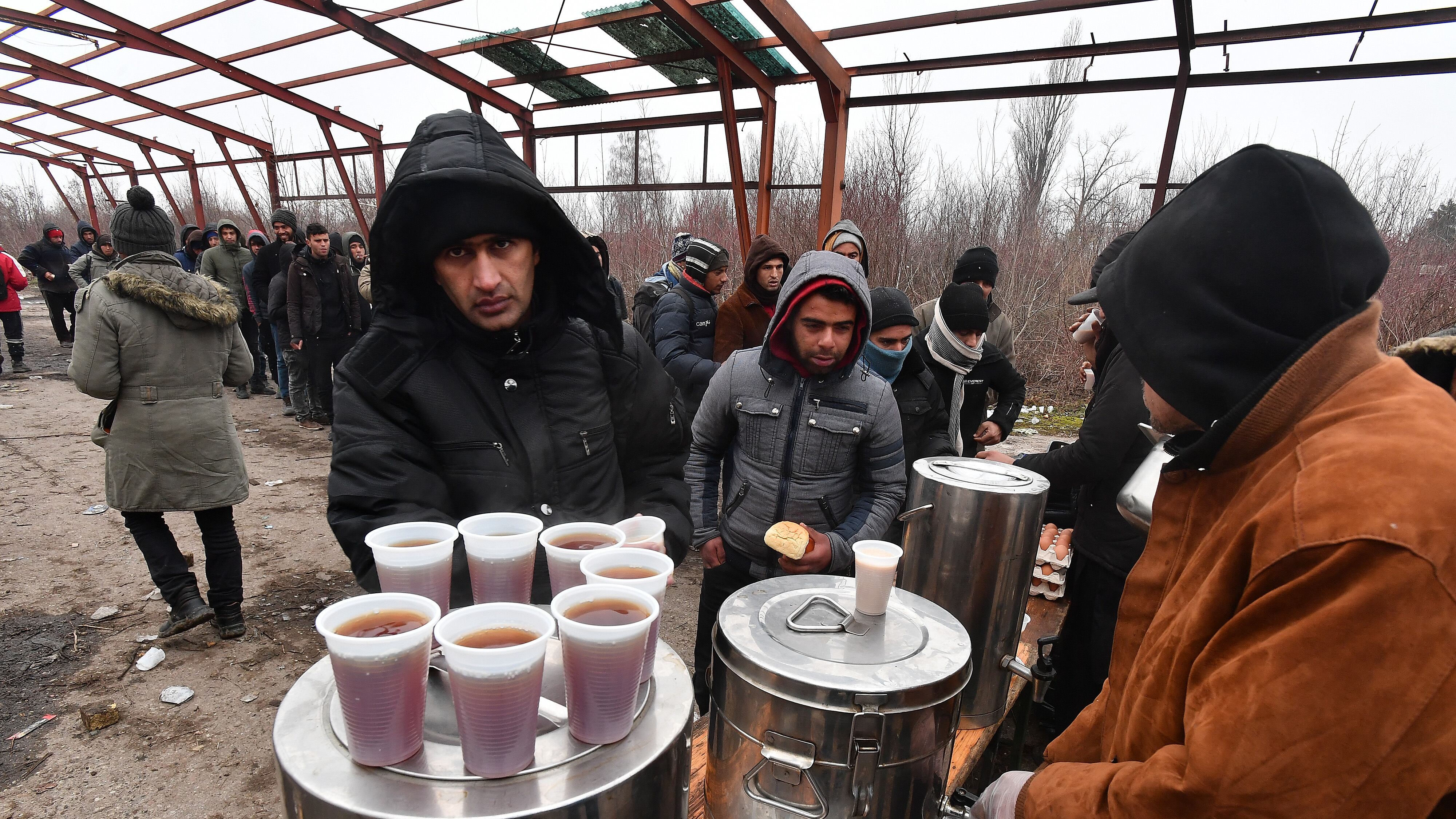 Masse di profughi in arrivo da Est per il sisma. Ora i migranti diventano priorità per tutta l'Ue