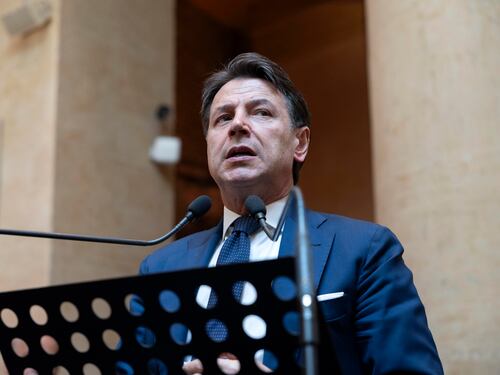 E Conte isolato si rifugia dai comunisti