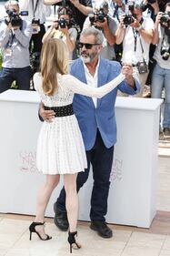 Cannes, Mel Gibson si concede un ballo sul red carpet 2