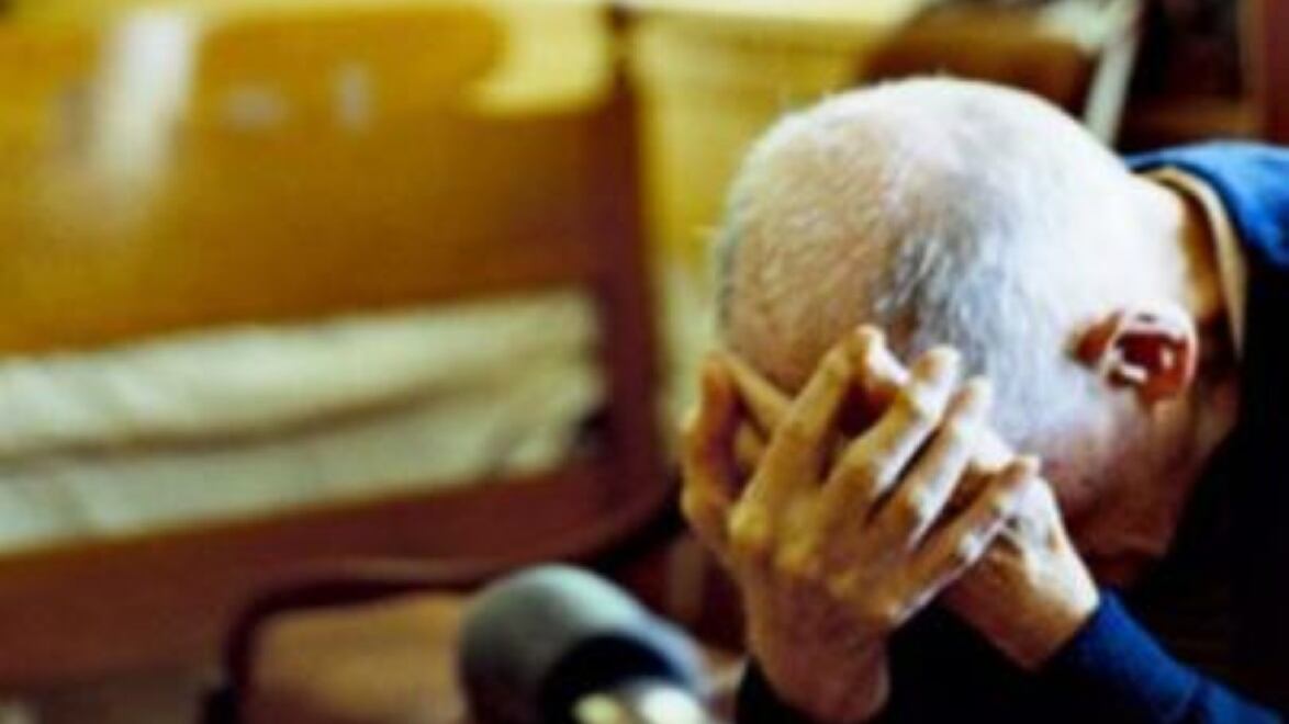 Anziano 73enne schiavizzato dai vicini: gli rubano la pensione e lo obbligano a mendicare