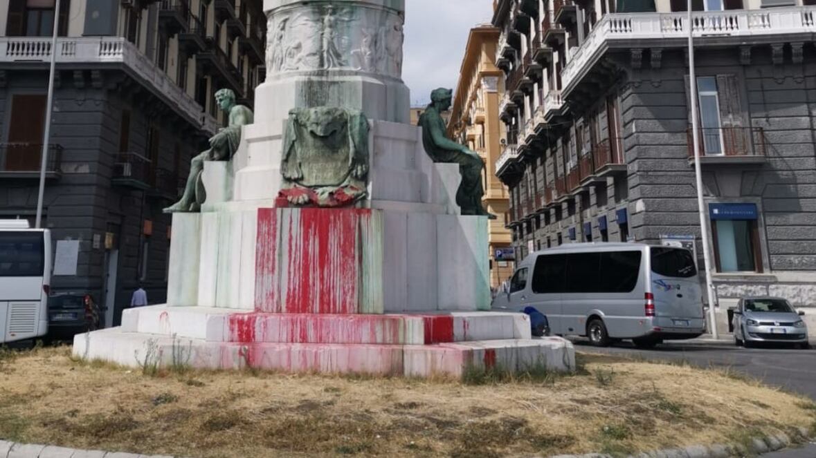Deturpata la statua di Umberto I sul lungomare di Napoli