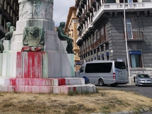 Deturpata la statua di Umberto I sul lungomare di Napoli