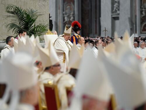 “Non restiamo impotenti”. La lezione del Papa durante la veglia pasquale