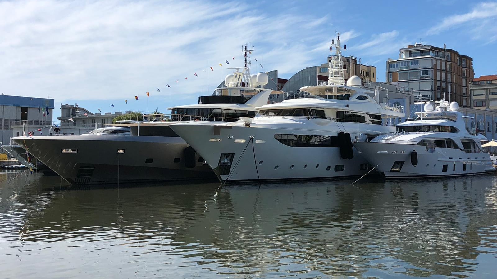 L'allettante offerta di lavoro: 1.200 euro a settimana per vivere su uno yacht
