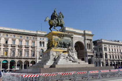 Vandalizzato il monumento equestre di piazza del Duomo 7