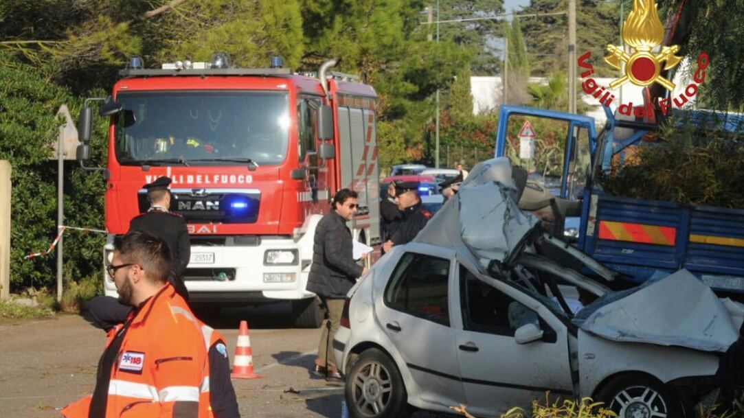 Potano le piante, una vettura li centra. Muore l'automobilista con i tre operai