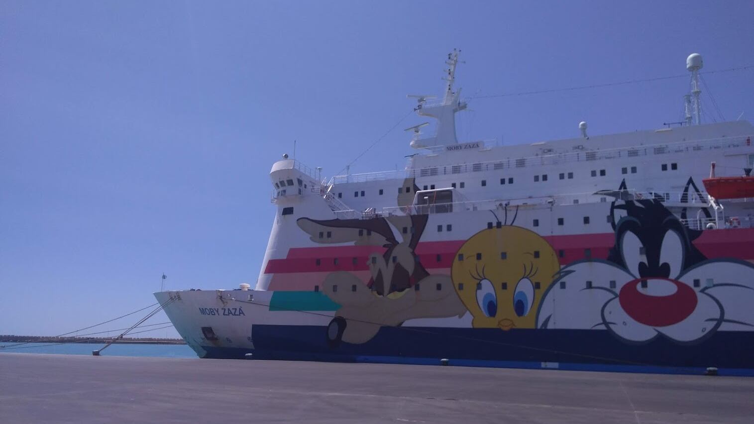 Una rivolta sulla nave-focolaio. E i migranti scendono a terra