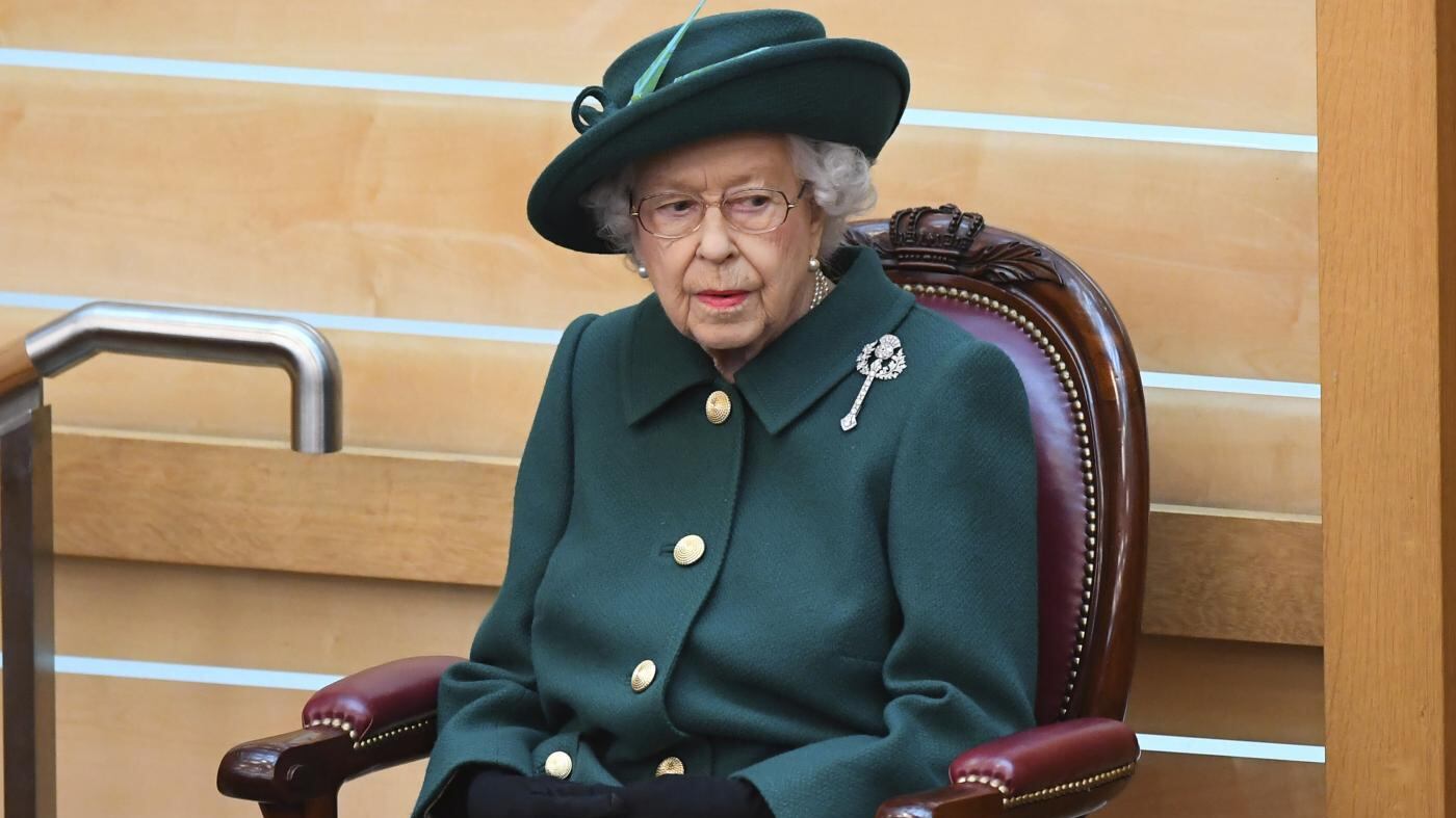 La Regina come Greta. "I leader parlano ma non fanno niente"